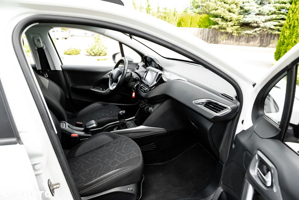 Peugeot 2008 1.6 BlueHDi Allure S&S - 22