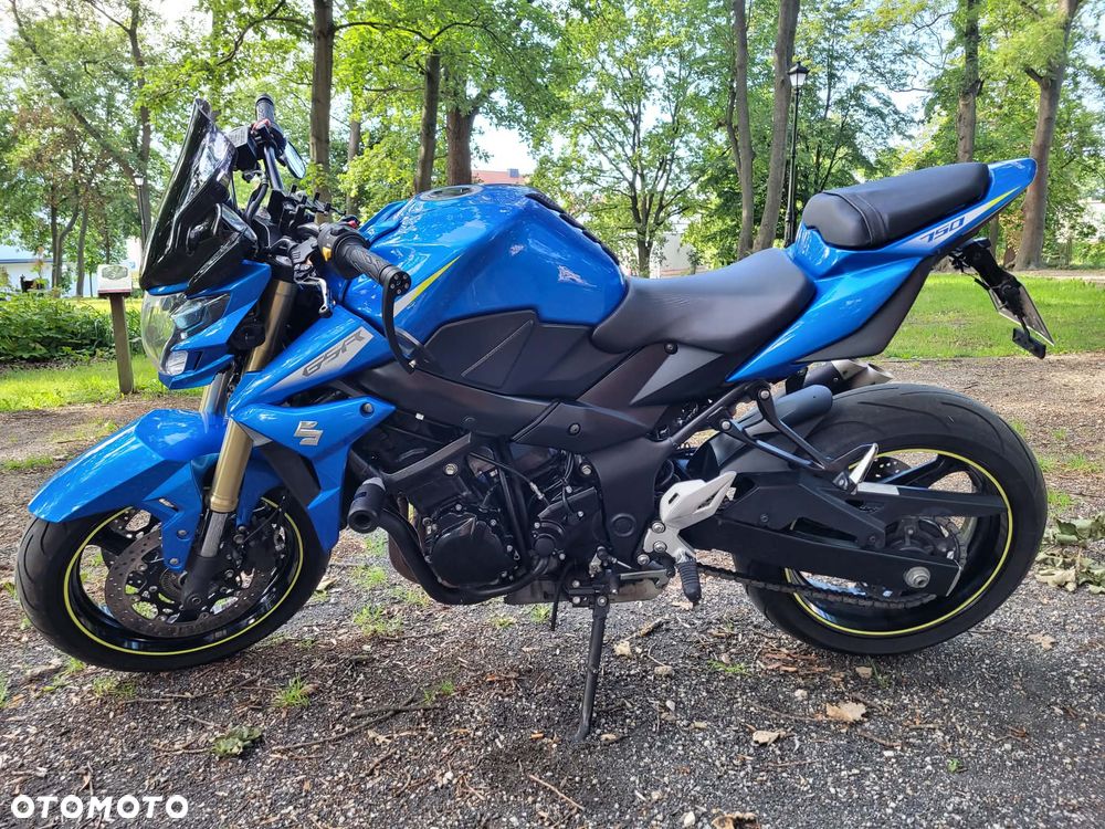Suzuki GSR - 4