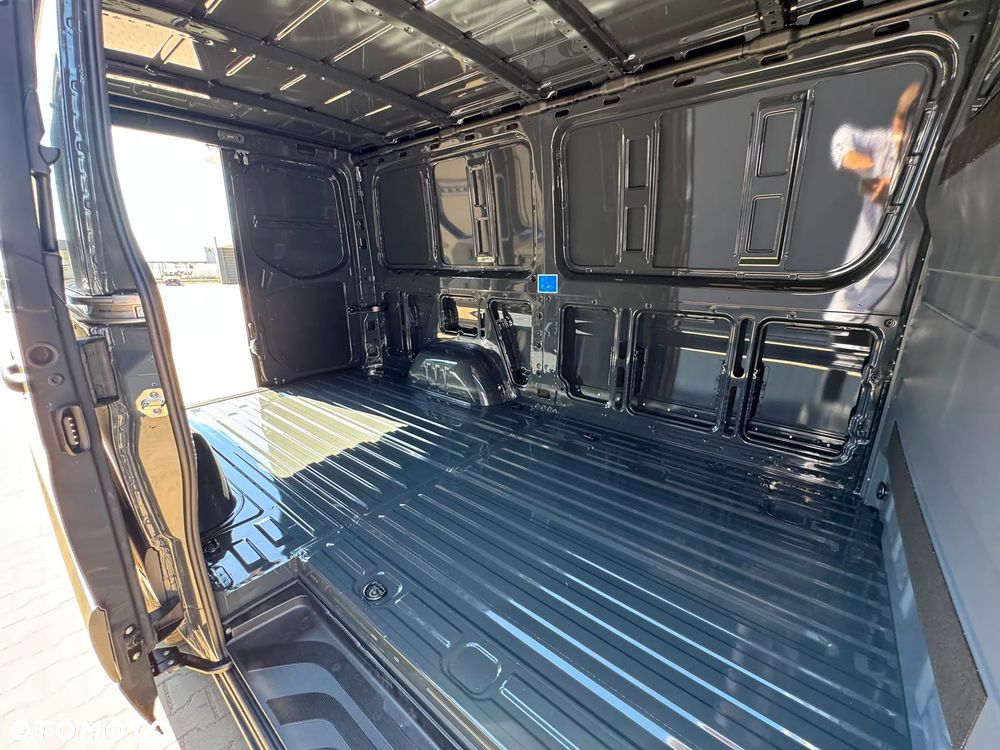 Mercedes-Benz Sprinter - 24