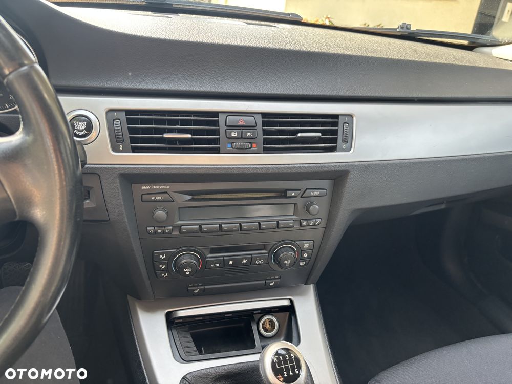 BMW Seria 3 318i - 33