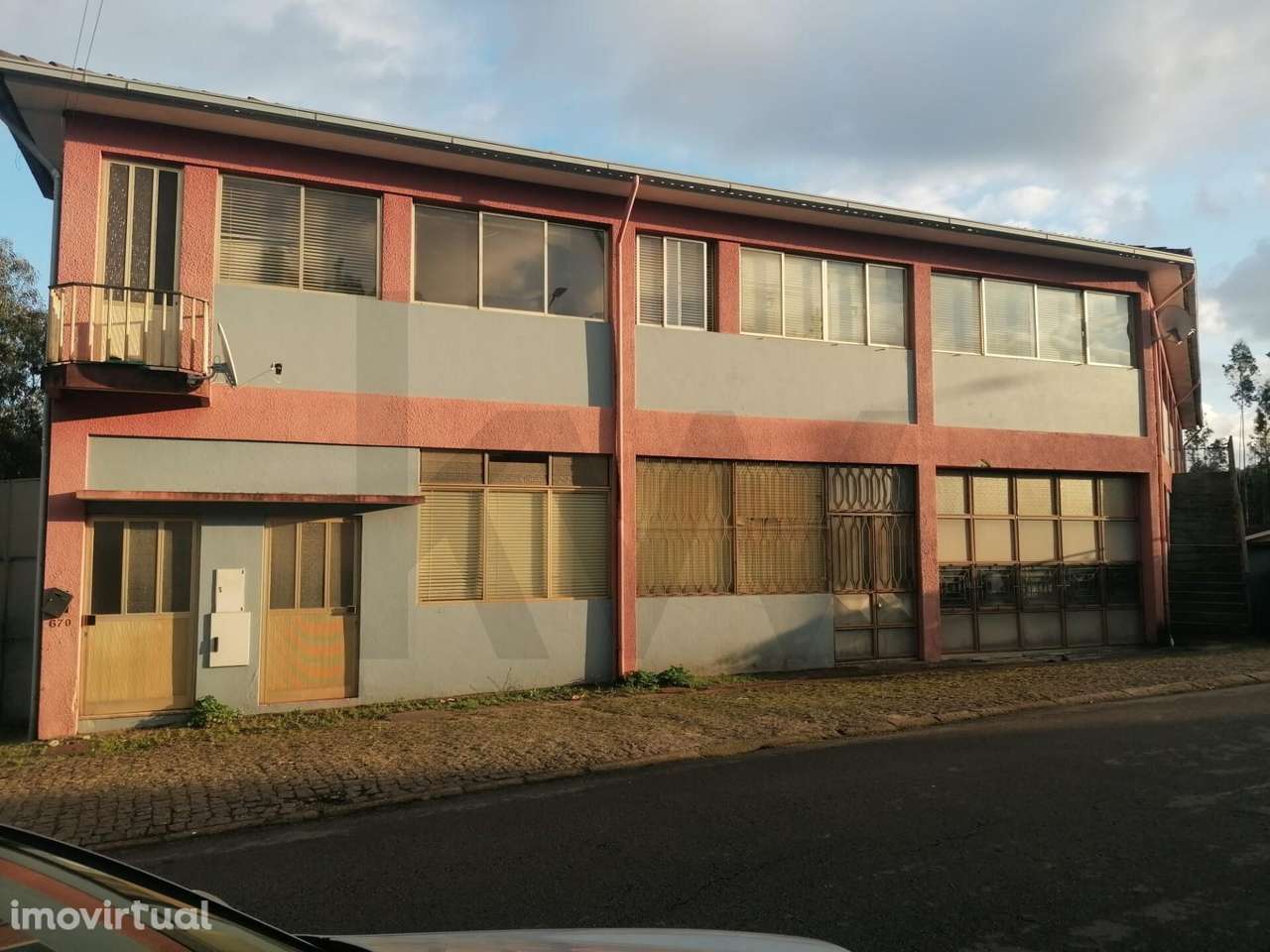 Armazém para atividades industriais com 1.464m2 de área útil e 400m2 d - Grande imagem: 2/50