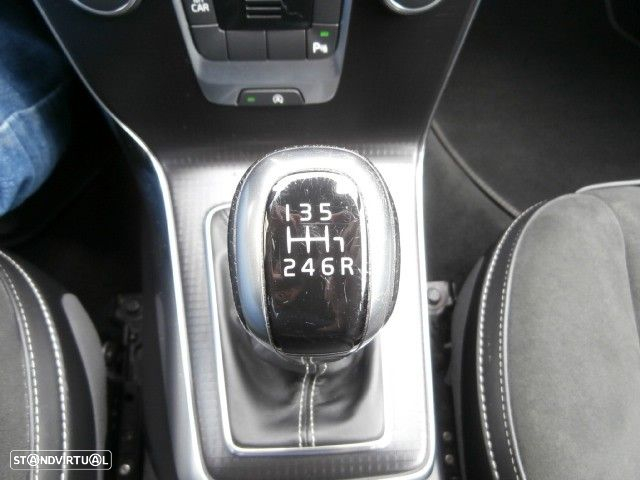 Volvo V40 2.0 D2 R-Design - 16