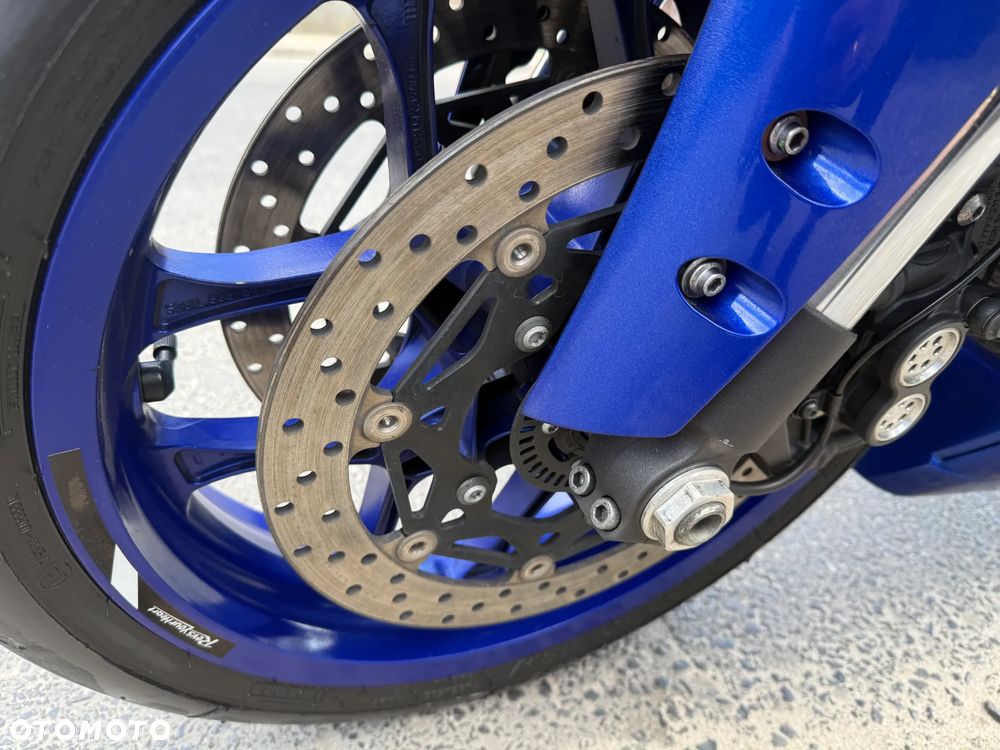 Yamaha R1 - 24