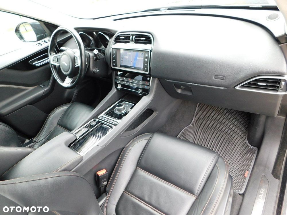 Jaguar F-Pace - 8