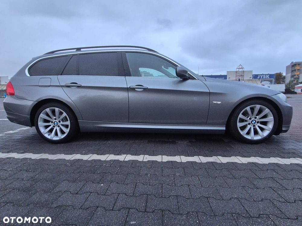 BMW Seria 3 325i xDrive Touring - 11
