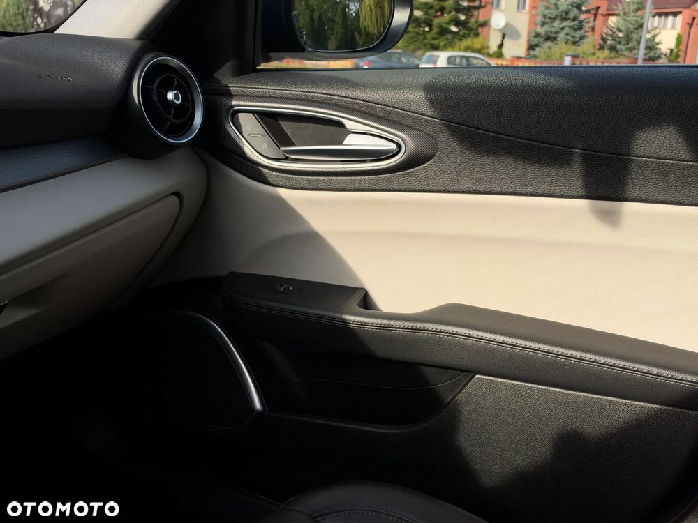 Alfa Romeo Giulia 2.0 Turbo 16V AT8 Veloce Ti - 36