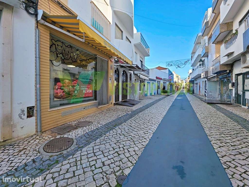 Loja no rés do chão e com Cave para Venda Centro de Alvor
Potencia... - Grande imagem: 2/23