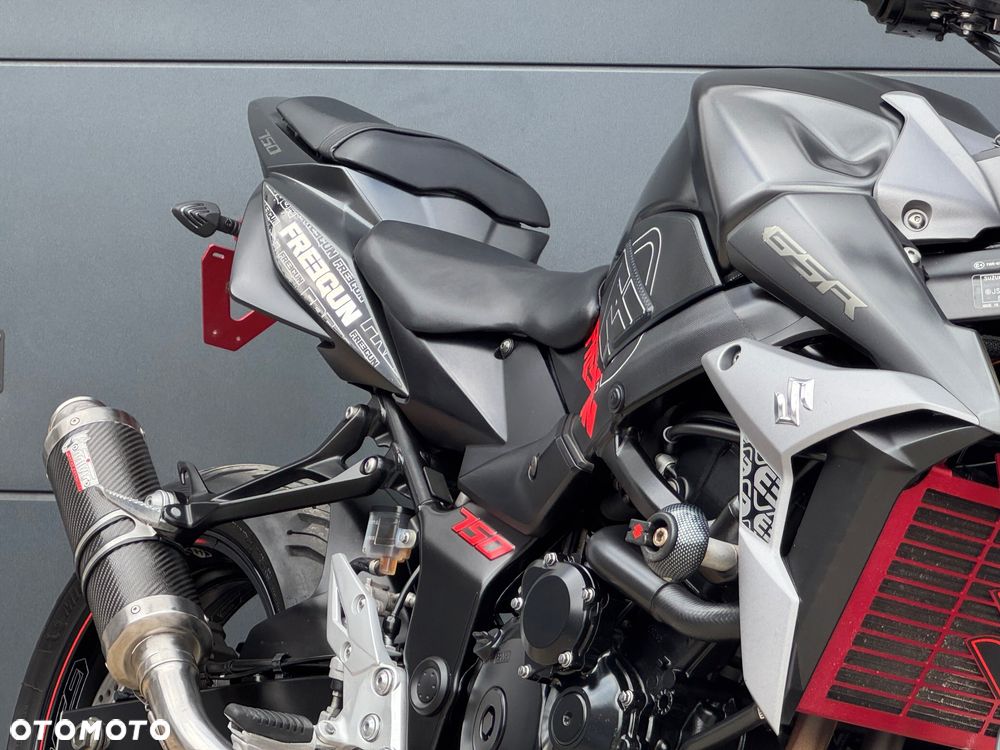 Suzuki GSR - 4