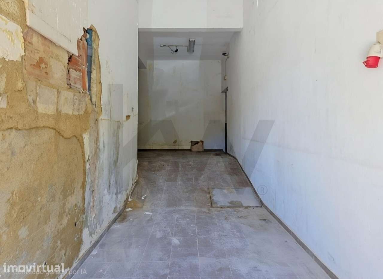 Oportunidade na Lapa: Garagem/Armazém de 80m2 numa Zona de Estacioname - Grande imagem: 4/7