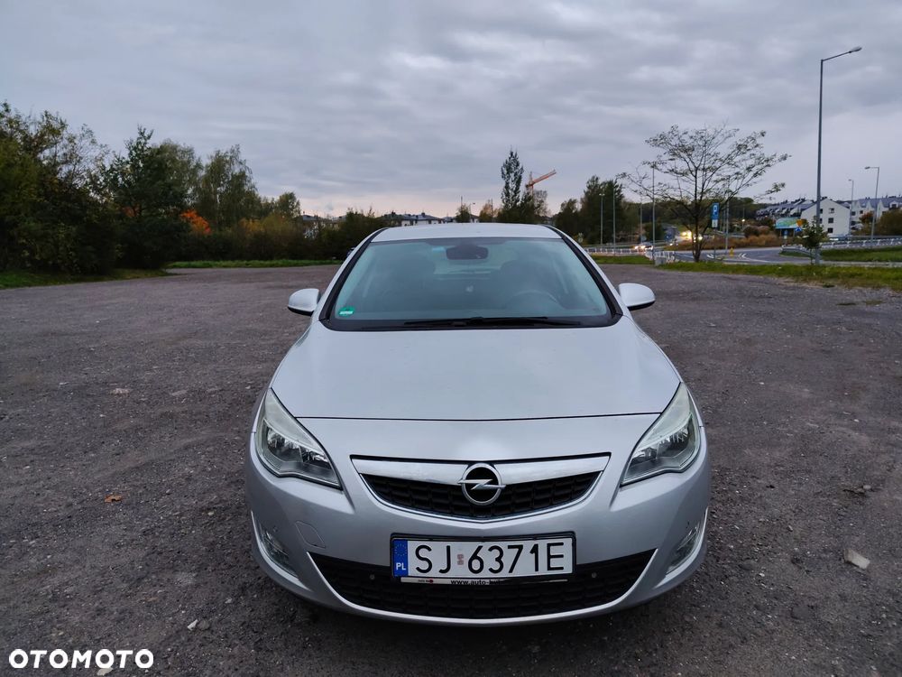 Opel Astra J 2010 photo 2