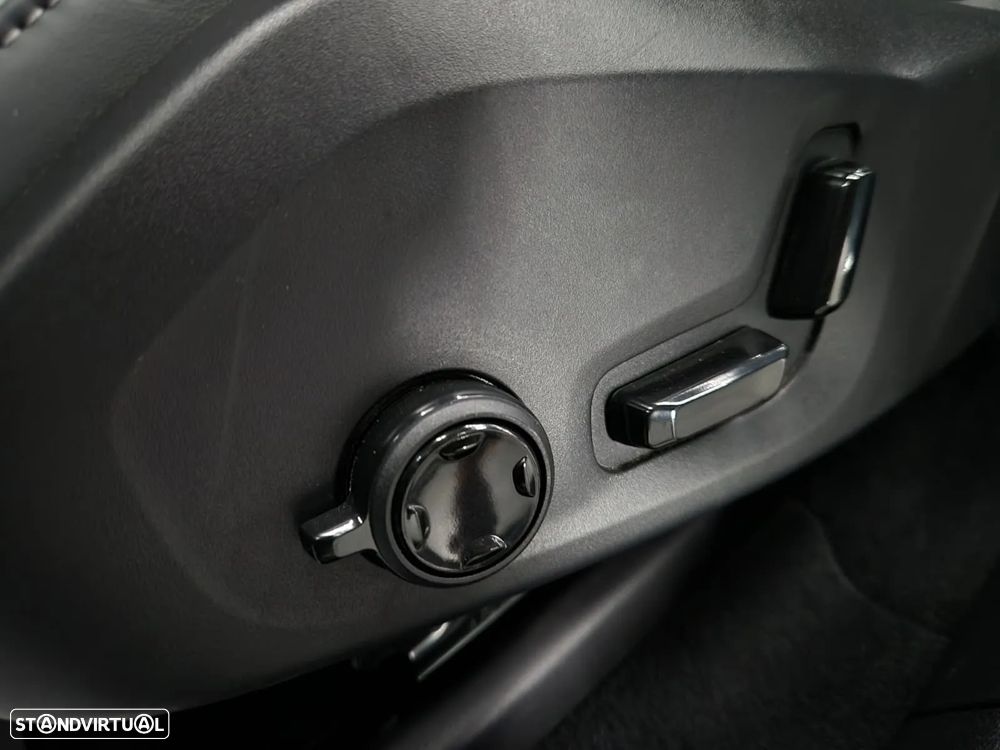 Volvo XC 60 2.0 T8 PHEV R-Design AWD - 12