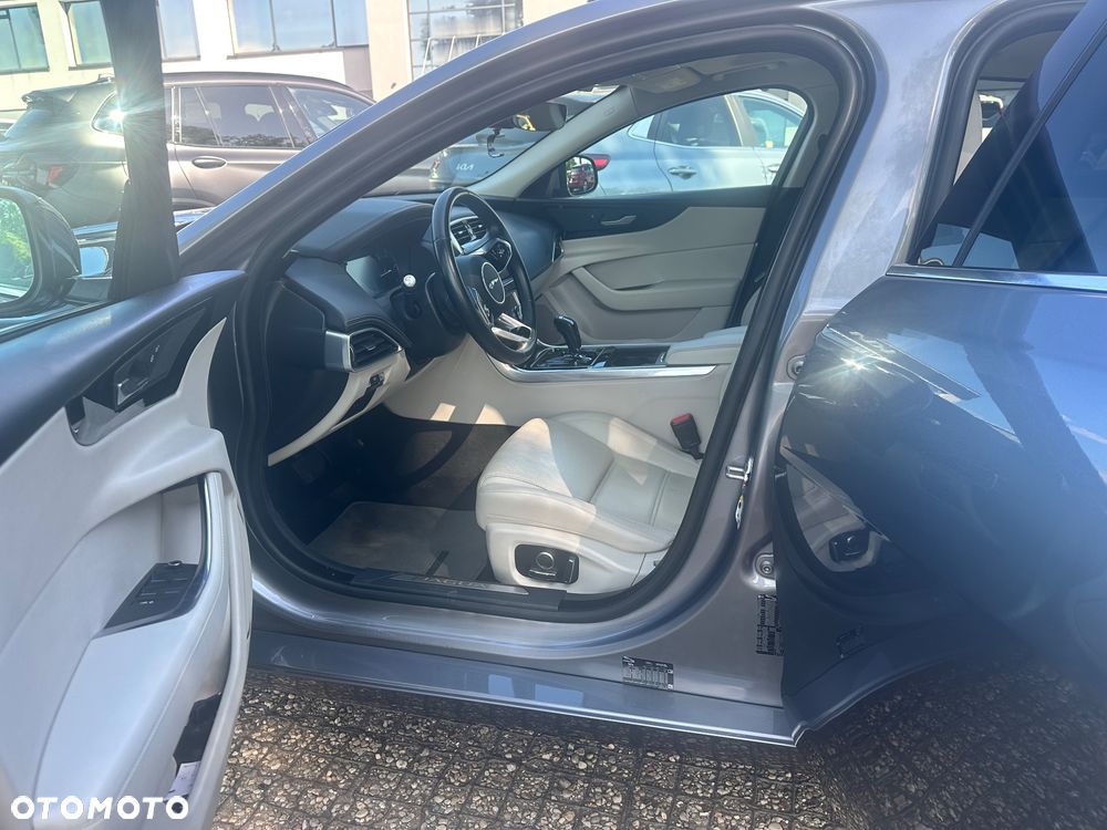 Jaguar XE 2.0 D180 R-Dynamic S - 35