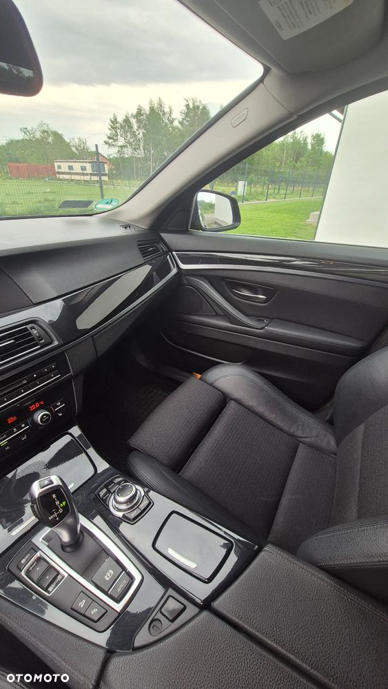 BMW Seria 5 525d xDrive - 10