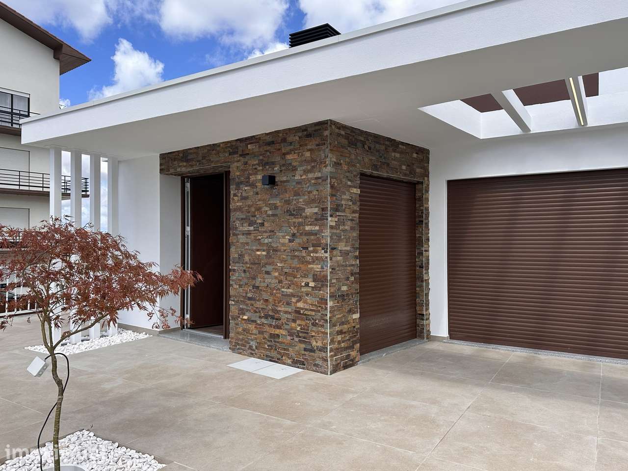 Moradia Nova T4 Isolada com Piscina e Jardim - Grande imagem: 2/17