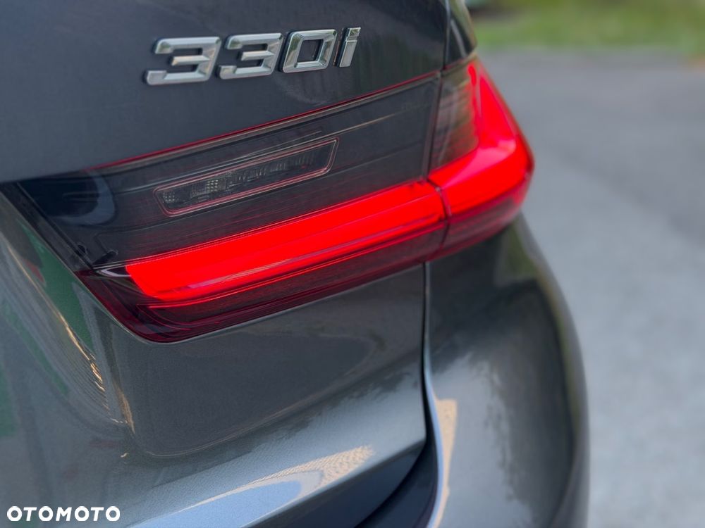 BMW Seria 3 330i Sport Line - 11