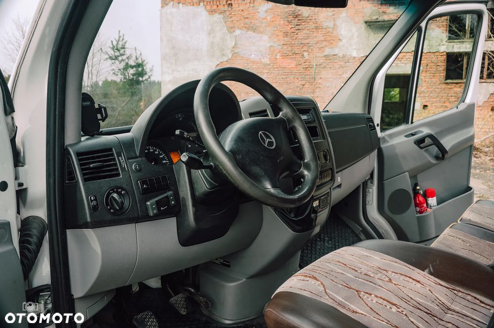 Mercedes-Benz 519 - 8