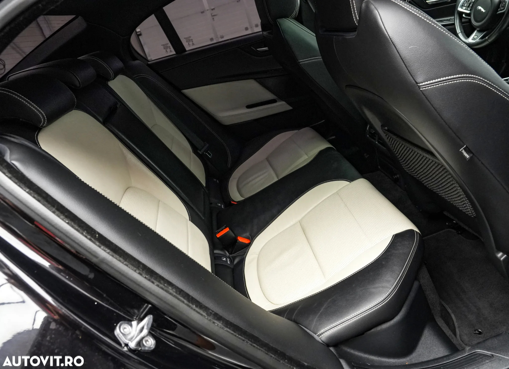 Jaguar XE 2.0 R-Sport - 17