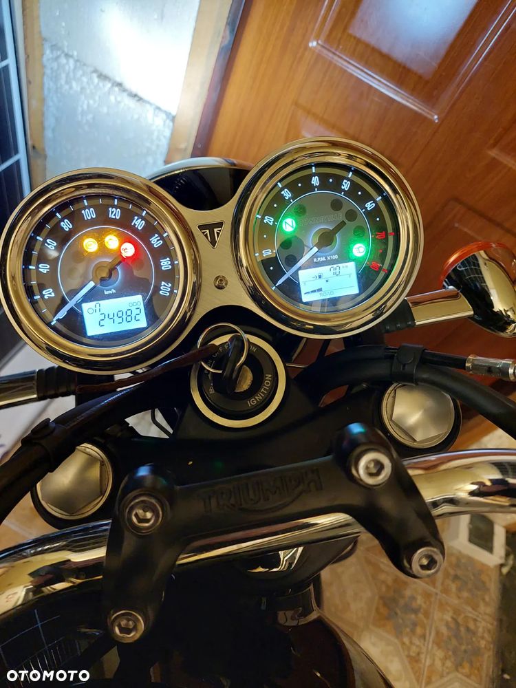 Triumph Bonneville - 12