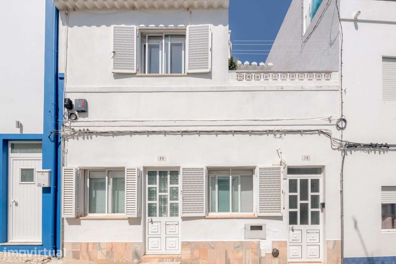 Geminado de três quartos no coração de Burgau, com potencial infinito - Grande imagem: 3/23