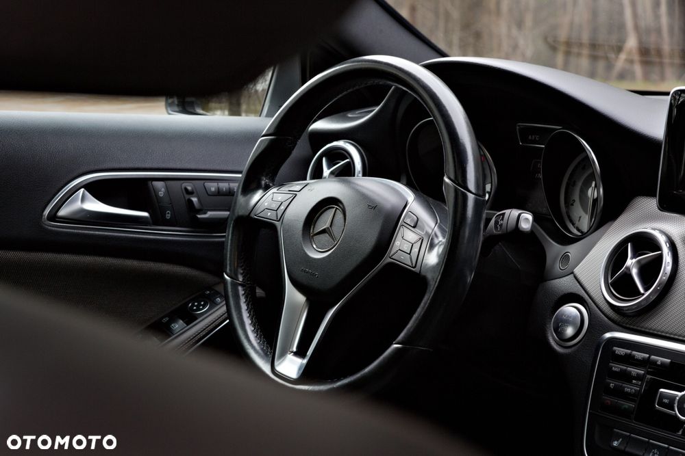 Mercedes-Benz GLA 200 7G-DCT - 15