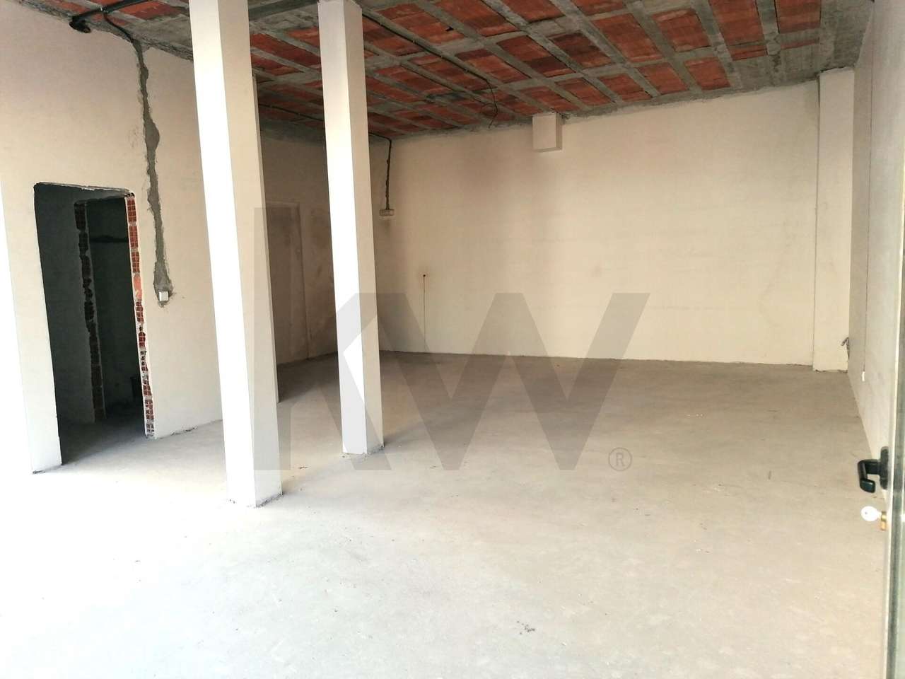 Loja comercial inserida em área habitacional para escritório, quiosque - Grande imagem: 2/17