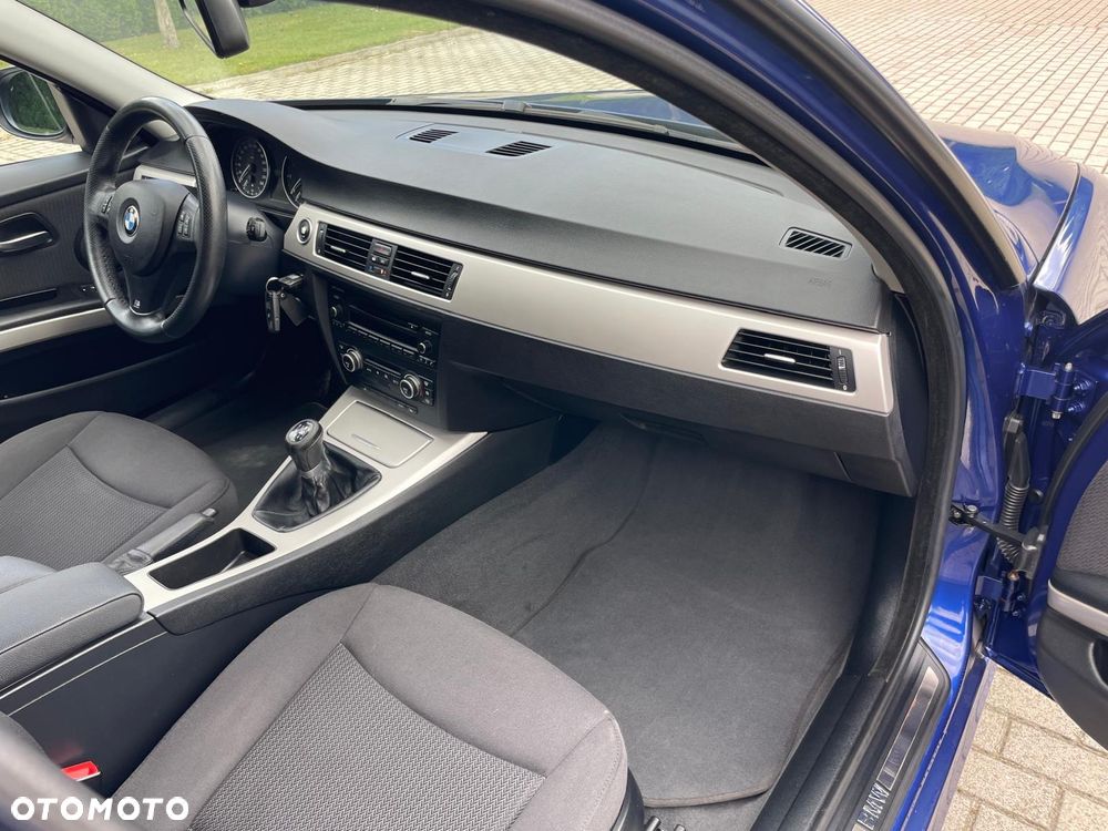 BMW Seria 3 318i - 23