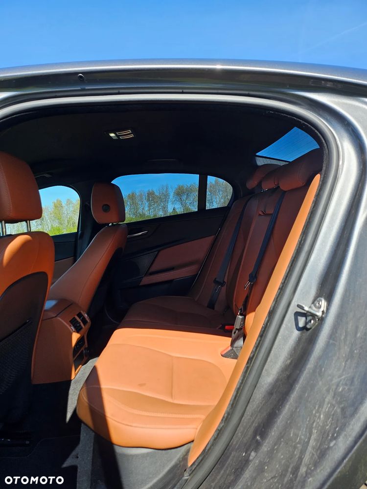 Jaguar XE 2.0 D AWD R-Sport - 11