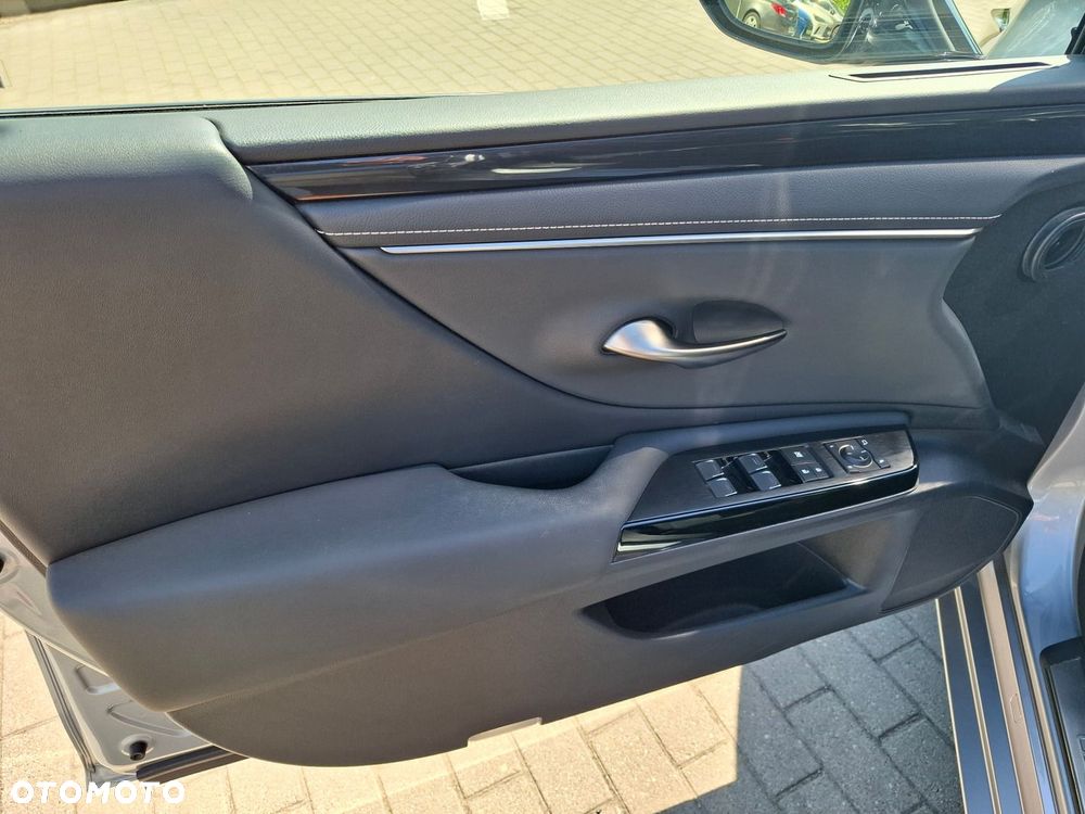 Lexus ES 300h Business Edition - 12