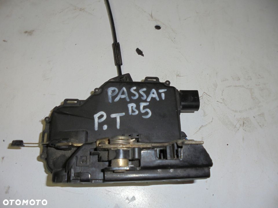 ZAMEK DRZWI PRAWY TYL PASSAT B5 - 3