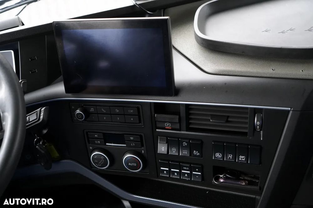 Volvo FH 460/ 6x2 / CORTINĂ - 7,7 m / ACOPERIȘ RALĂTIBIL / I-SAVE / AER CONDIȚIONAT PARCARE / DIRECȚIE AXĂ RALĂTIBILĂ / - 30