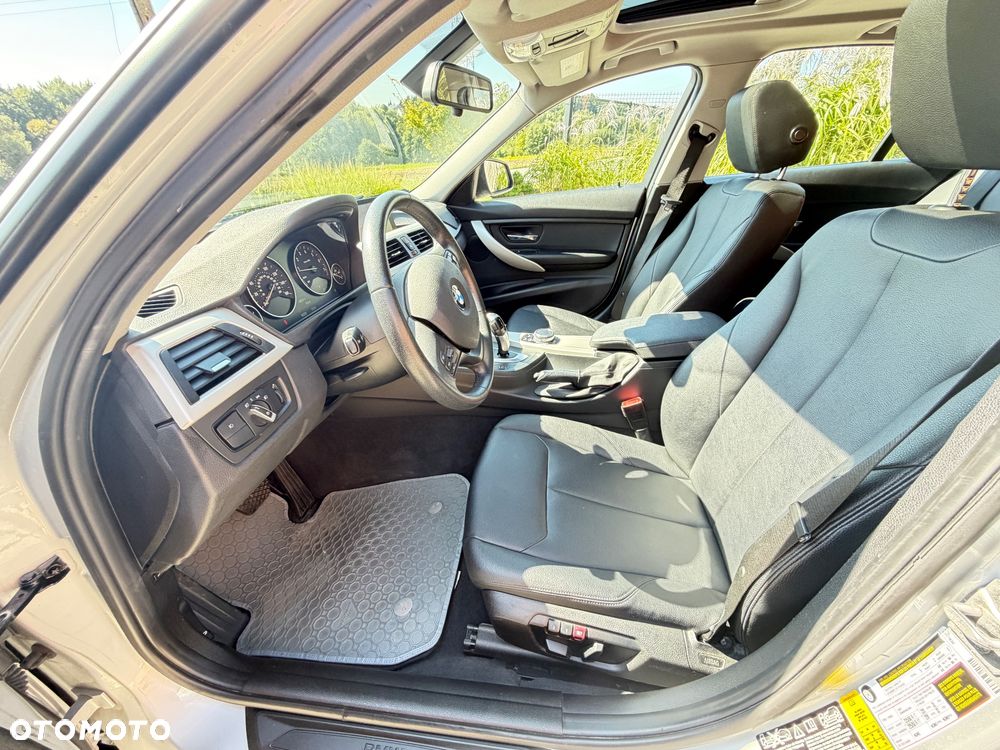 BMW Seria 3 320i xDrive - 14