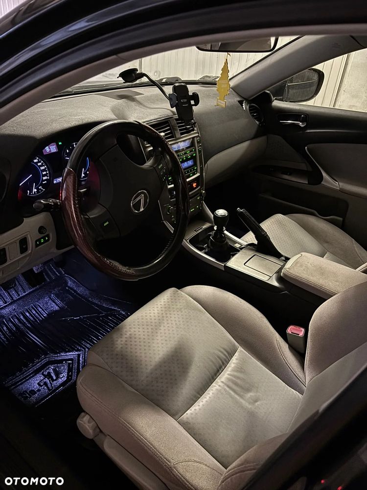 Lexus IS 220 D Prestige - 23
