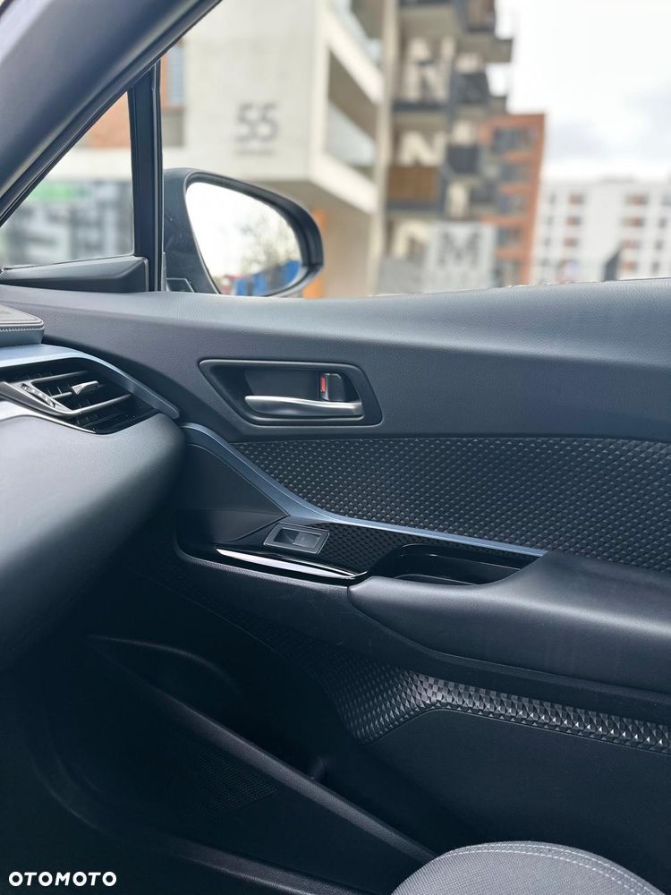 Toyota C-HR ver-2-0-hybrid-black-edition - 12