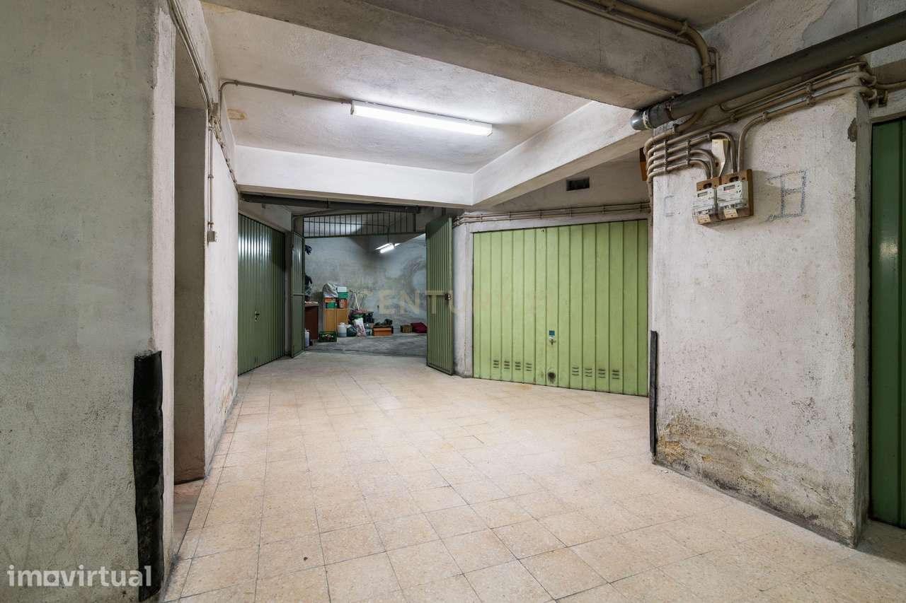Garagem Box com 30 m² | Espaço para 2 Viaturas e Arrumação | Almada - Grande imagem: 5/7