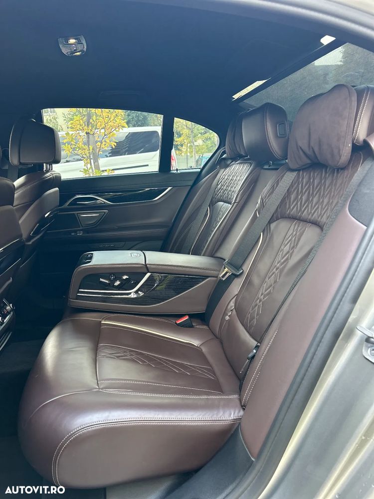 BMW Seria 7 745e - 32