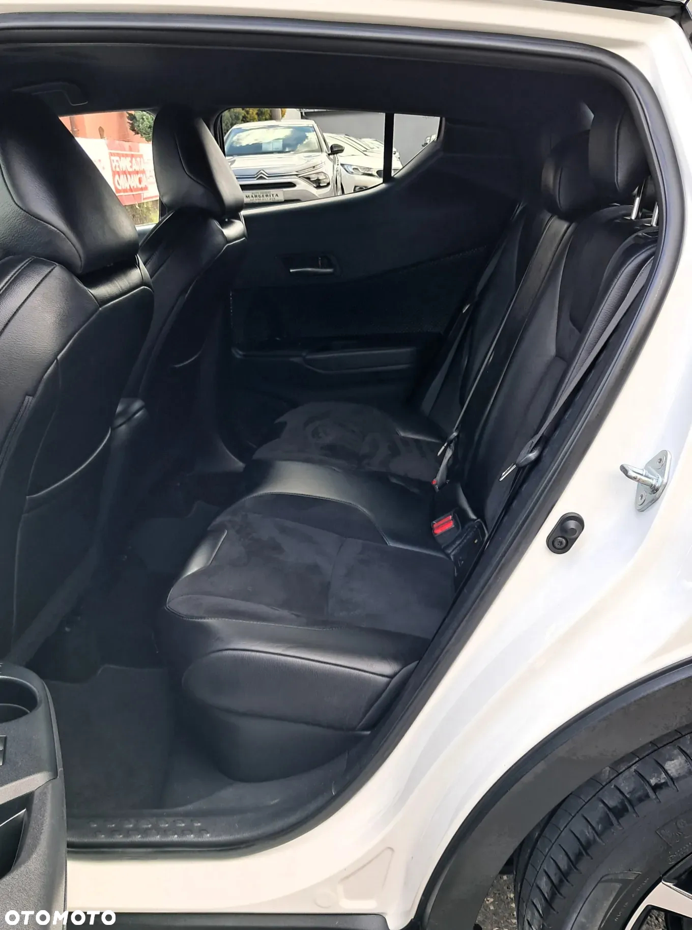 Toyota C-HR 1.8 Hybrid Neon Lime powered by JBL - 12