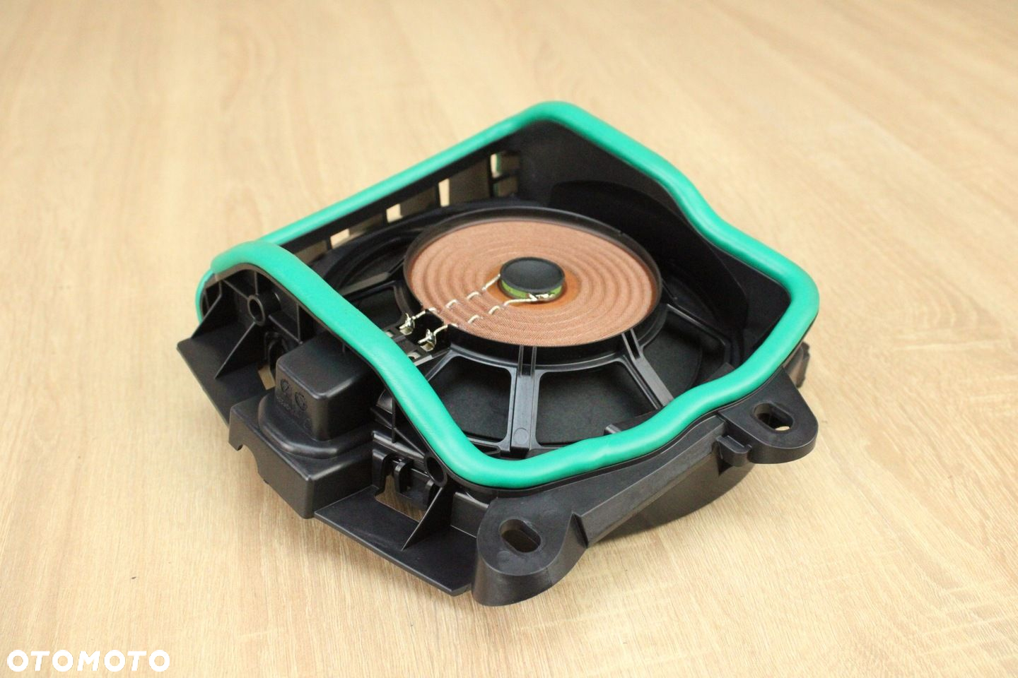 ORYGINALNY GŁOŚNIK NISKOTONOWY SUBWOOFER PRAWY BMW G26 G20 2622562 17km - 2