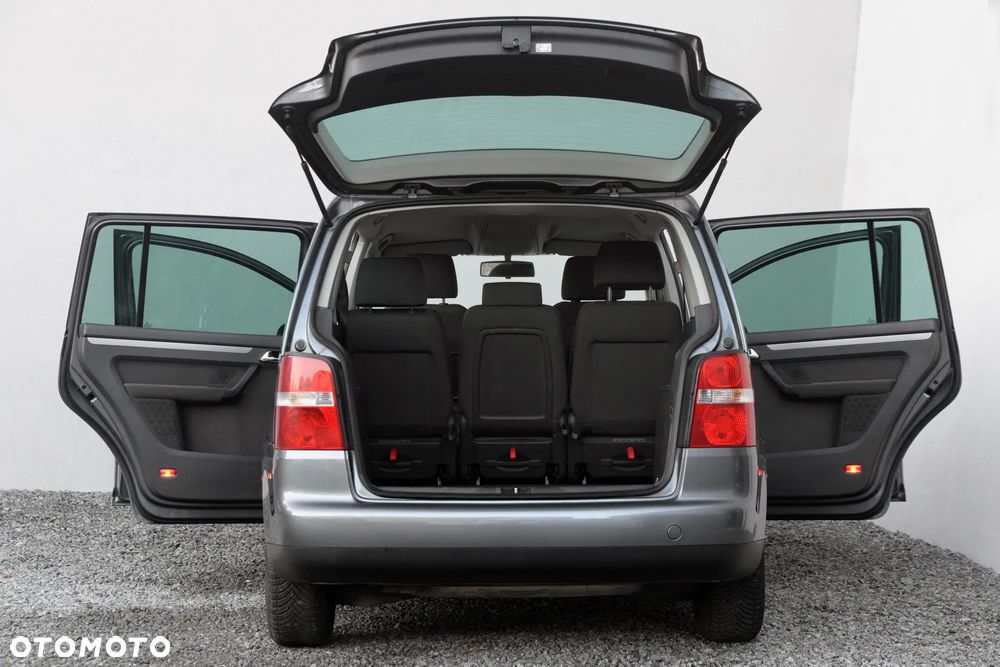 Volkswagen Touran 2.0 TDI Trendline DSG - 22