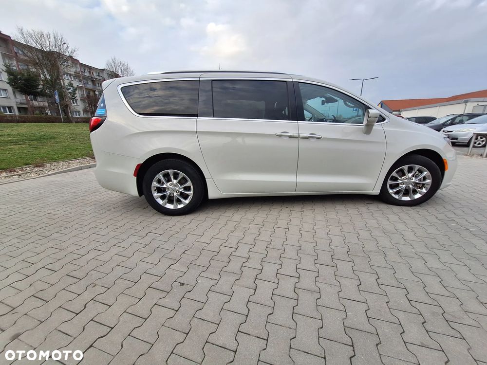 Chrysler Pacifica - 11