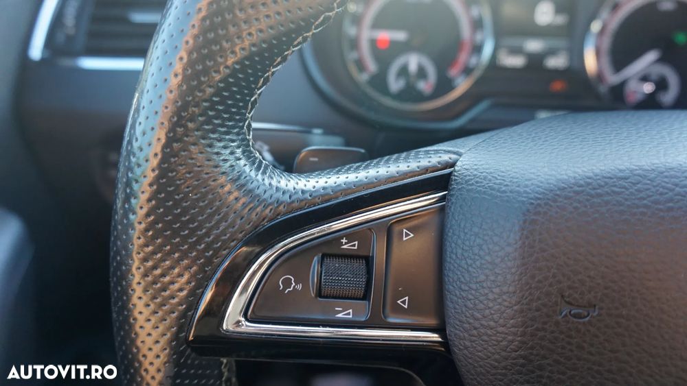 Skoda Octavia 2.0 TDI DSG RS - 25