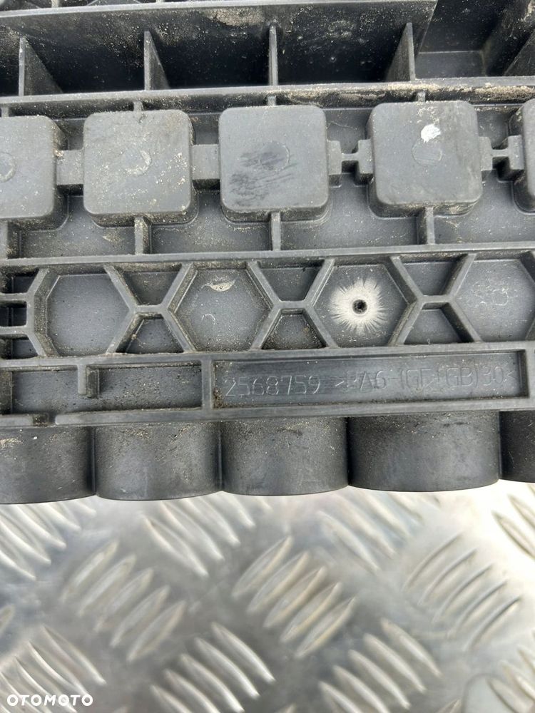 PUSZKA SKRZYNKA Z BEZPIECZNIKAMI SCANIA R S - 4