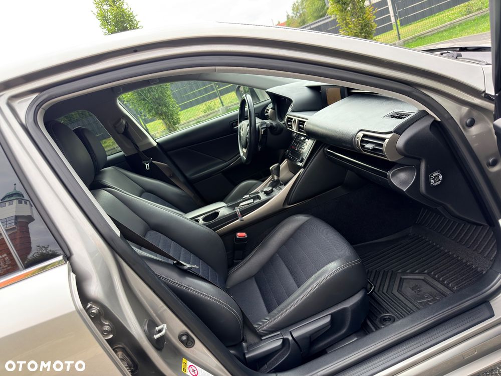 Lexus IS 300h F Sport - 21