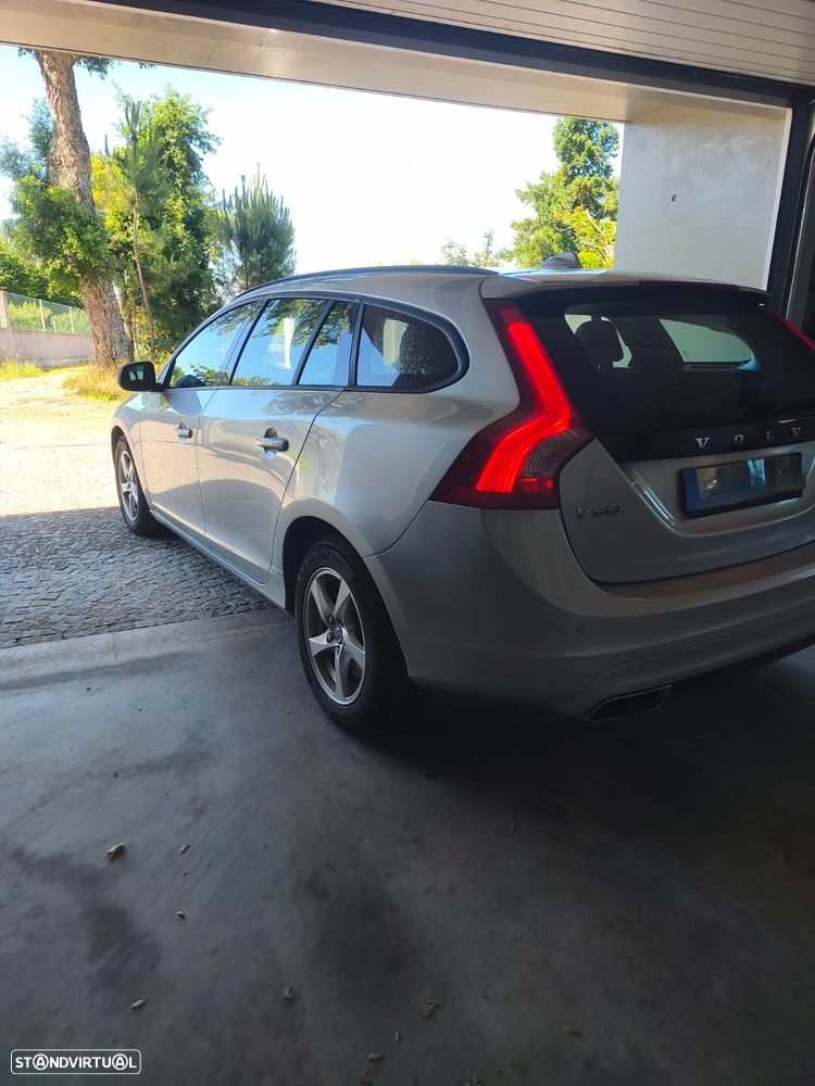 Volvo V60 2.0 D4 Momentum - 1