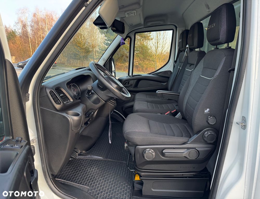 Iveco Daily 2022r‼️35S18‼️ 3.0 HI-MATIC Kontener 9 Palet Niski przebieg ‼️TEMPOMAT Aktywny Full LED Salon Polska Poduszki Pneumatyczne 4.50x2.20x2.20 z tyłu drzwi NAVI 3.5T Bogata Wersja Lekka zabudowa - 28