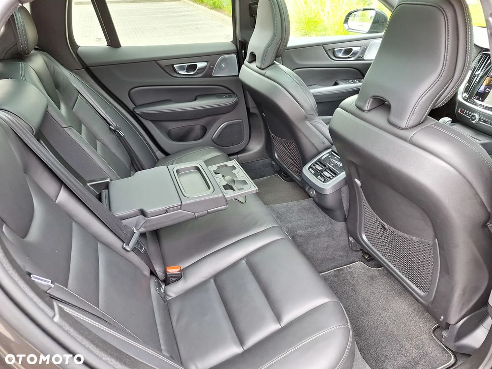 Volvo V60 B4 D R-Design - 23