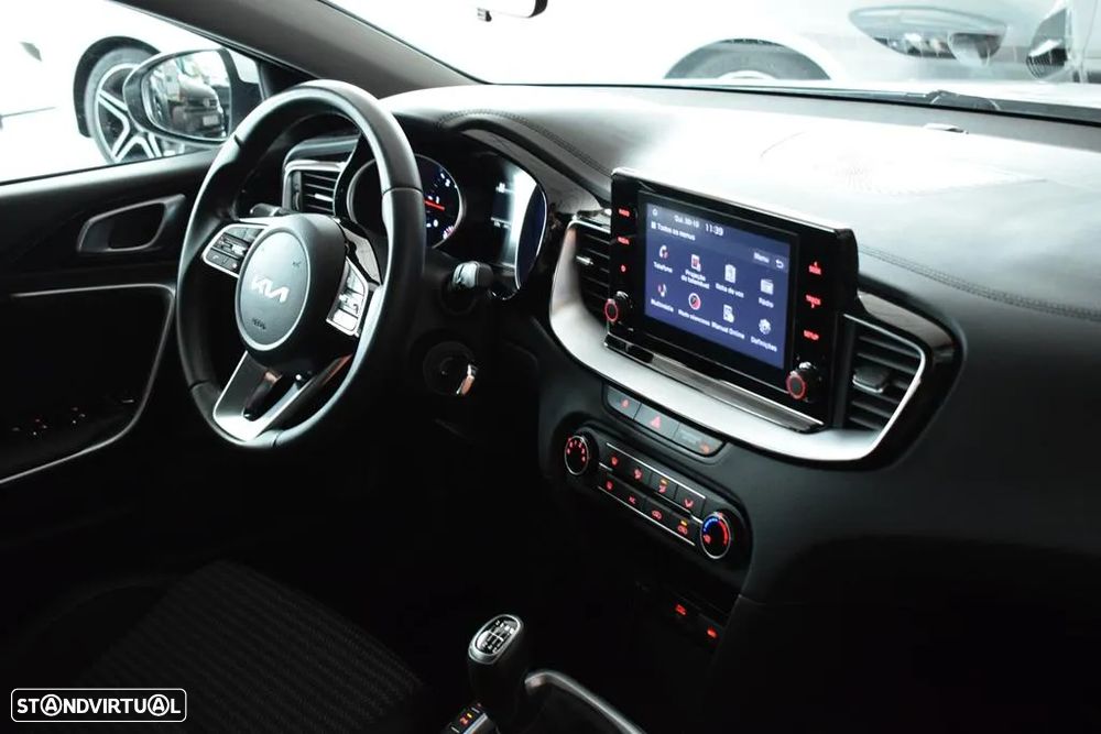 Kia Ceed SW 1.6 CRDi MHEV Dynamic - 33