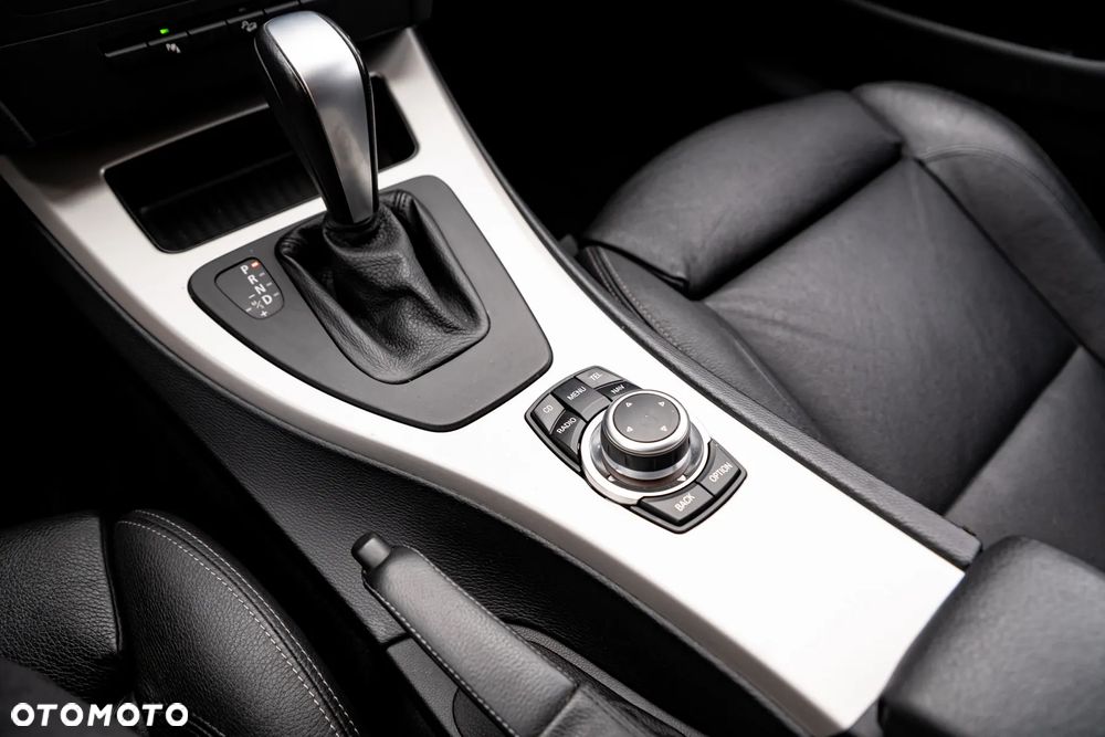 BMW Seria 3 325i xDrive Touring Edition Sport - 31