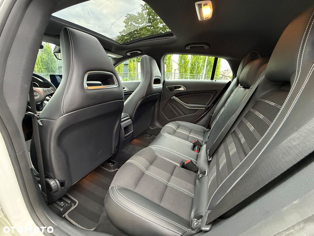 Mercedes-Benz CLA 180 7G-DCT Peak Edition - 22