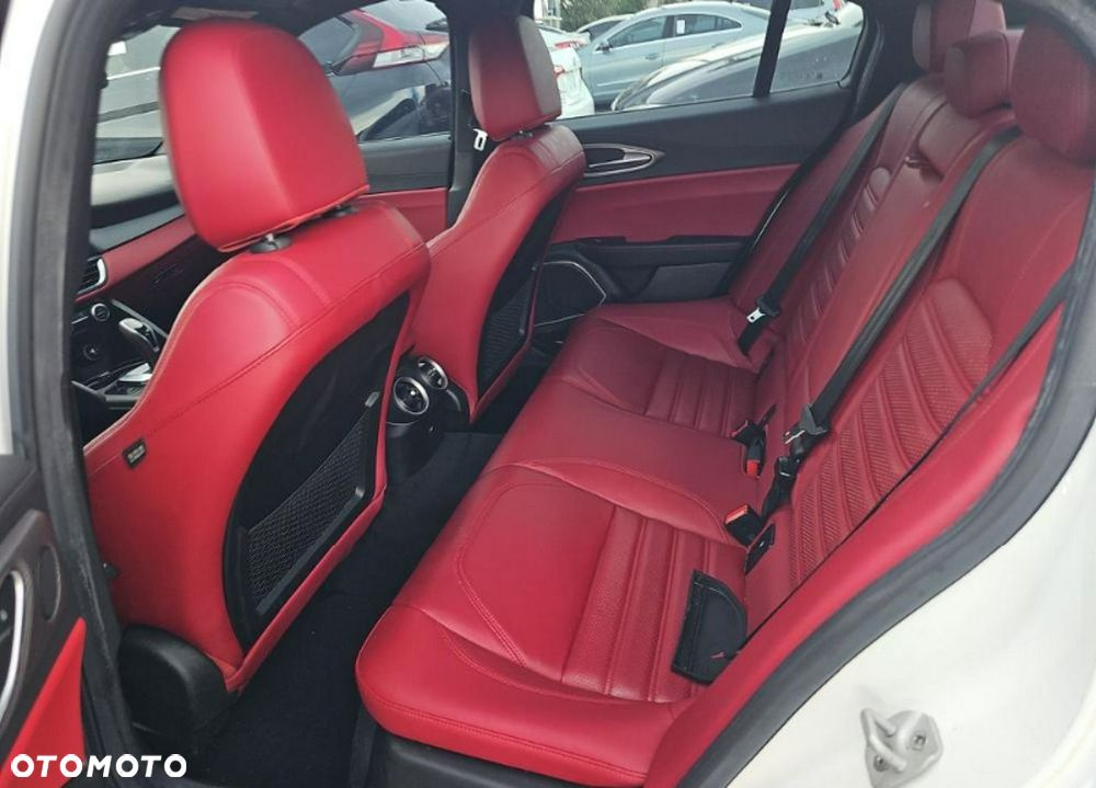 Alfa Romeo Giulia - 10