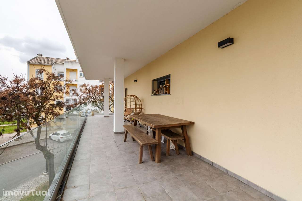 T2 Semi-Novo (2023) | Terraço/Varanda em U de 60 m² | Parqueamento + A - Grande imagem: 4/45